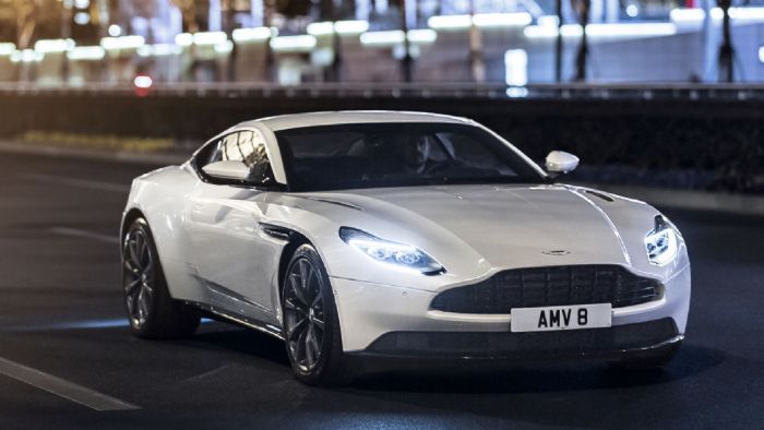 H Aston Martin παρουσίασε την entry-level έκδοση της DB11, η οποία εξοπλίζεται με τον 4λιτρο twin-turbo V8 κινητήρα της AMG. Το εν λόγω μοτέρ αποδίδει 510 ίππους ισχύος και 695 Nm ροπής.